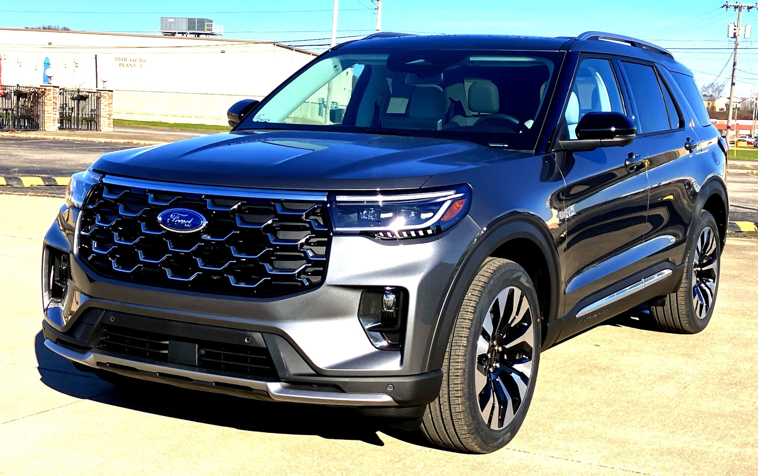 2026 Ford Explorer Platinum's photo