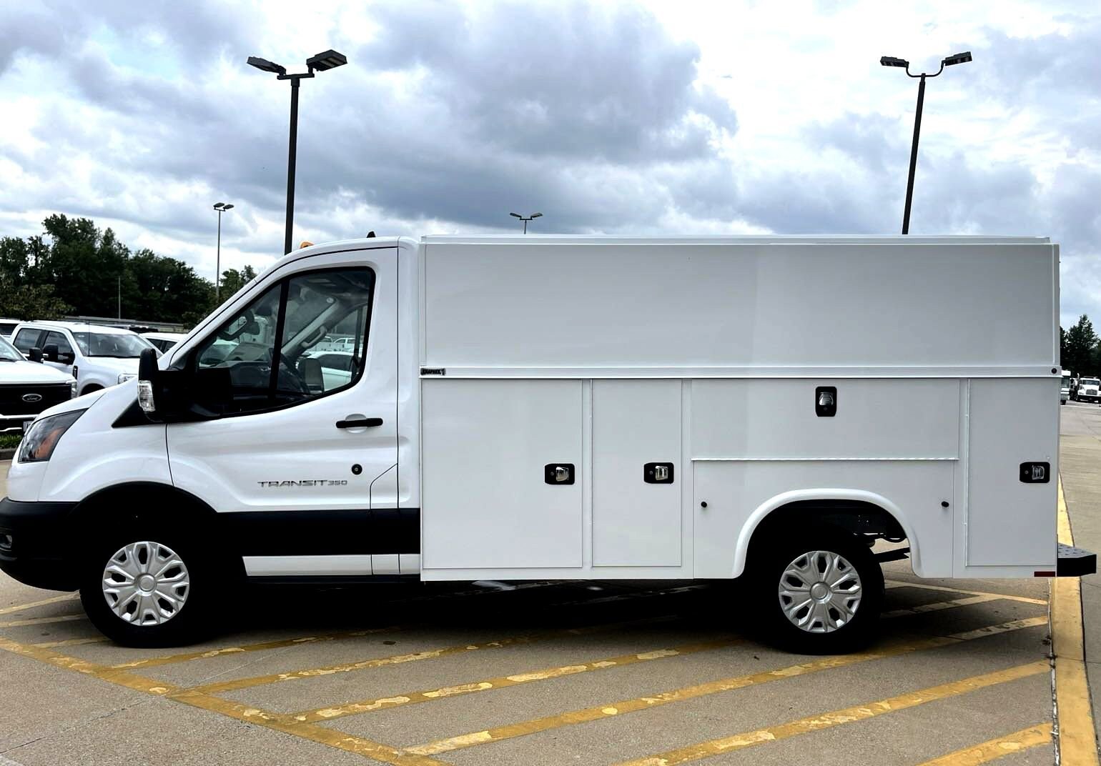 2024 Ford Transit Cutaway photo 3