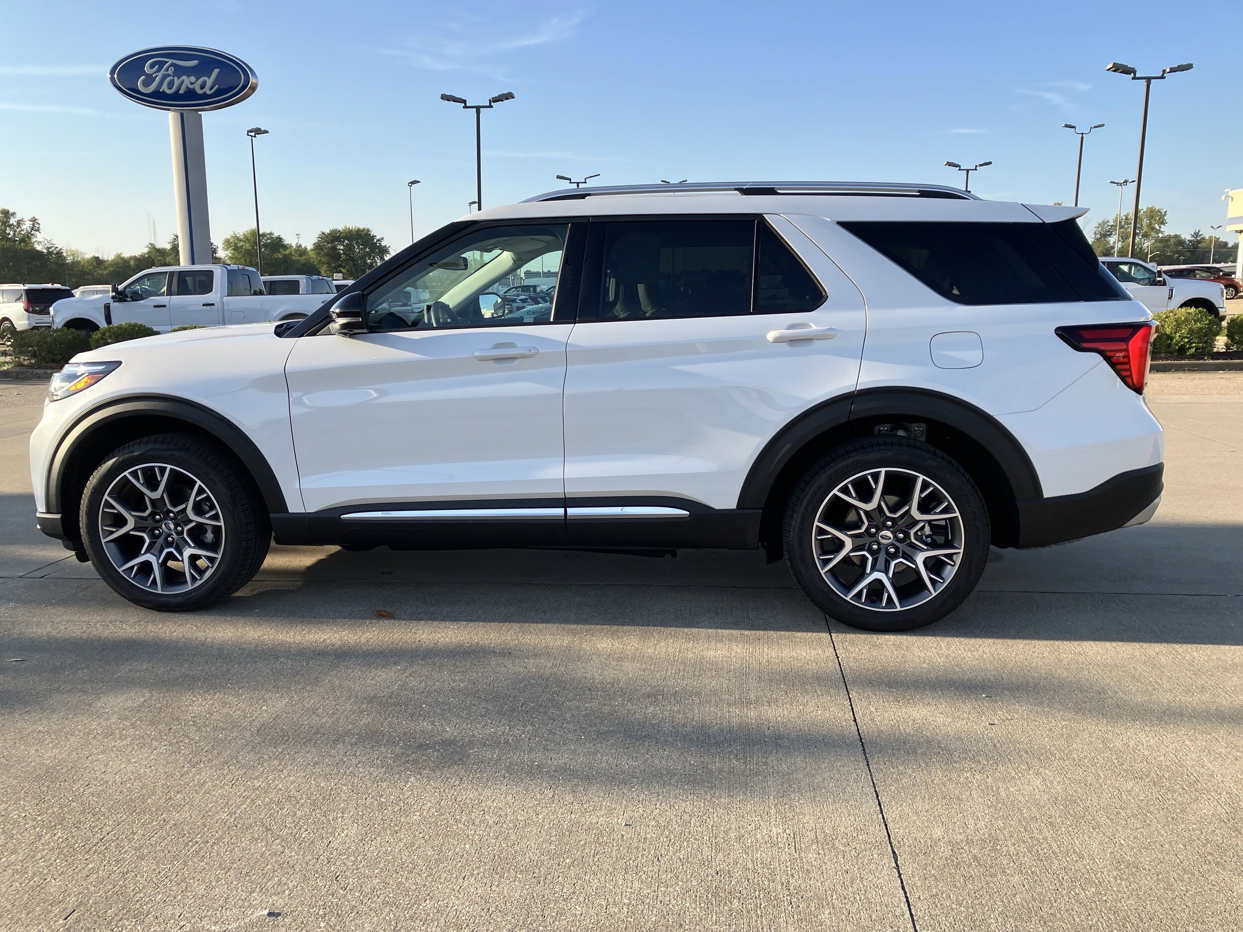 2025 Ford Explorer Platinum photo 2