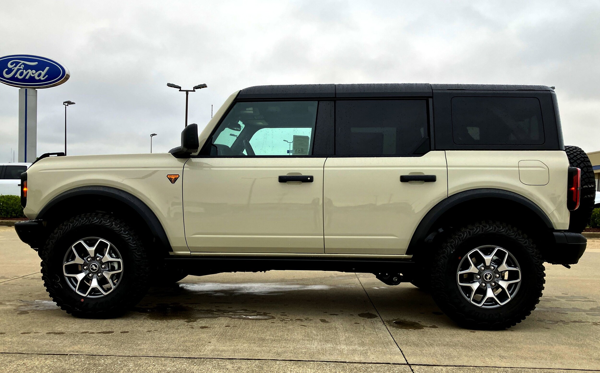 2025 Ford Bronco Badlands photo 2