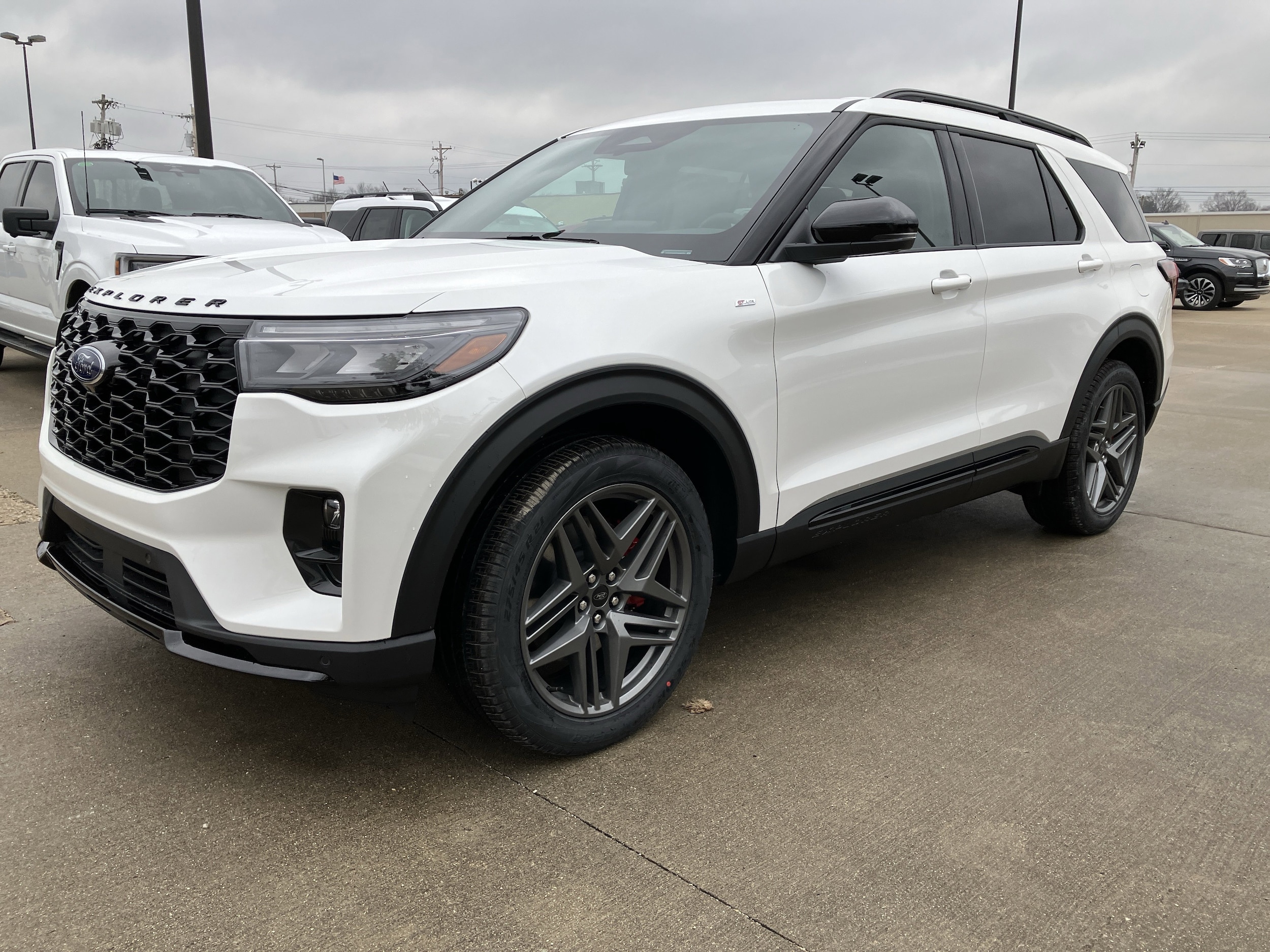 2026 Ford Explorer ST-LINE's photo