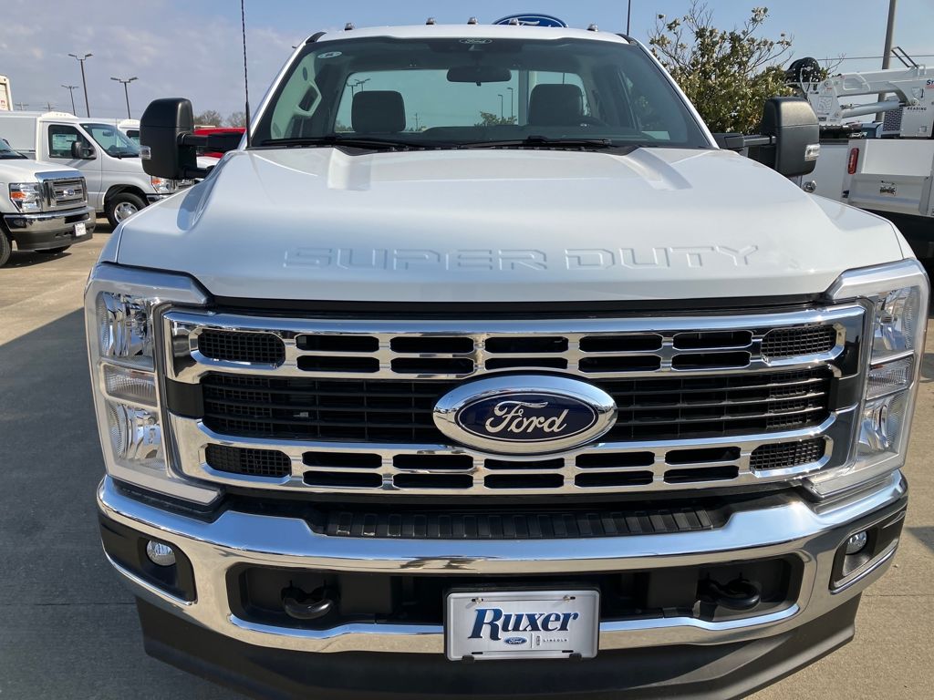 2025 Ford F-350 Super Duty Chassis Cab XL - Photo 10