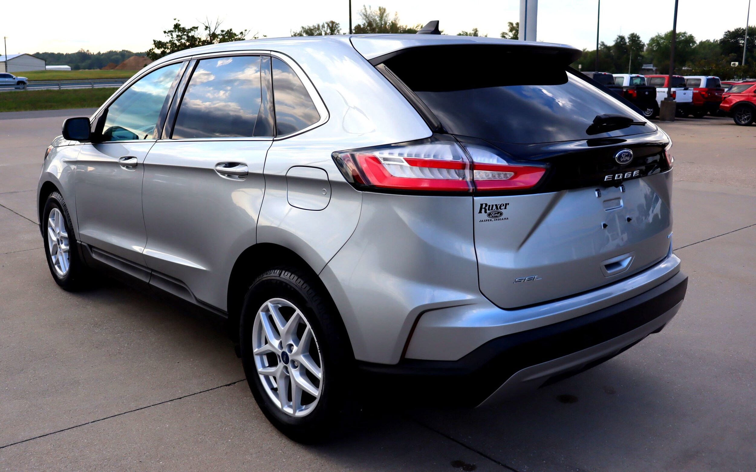 2021 Ford Edge SEL photo 2