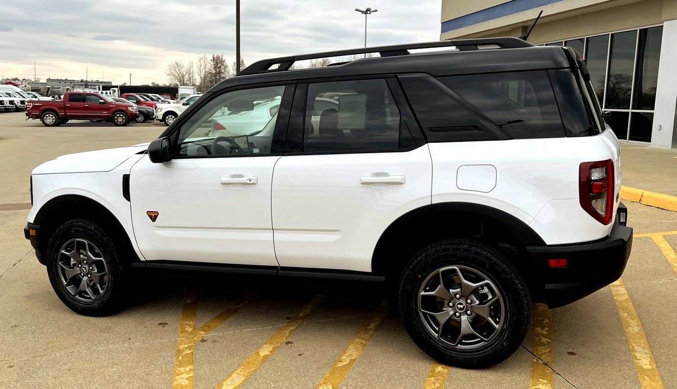 2024 Ford Bronco Sport Badlands photo 2