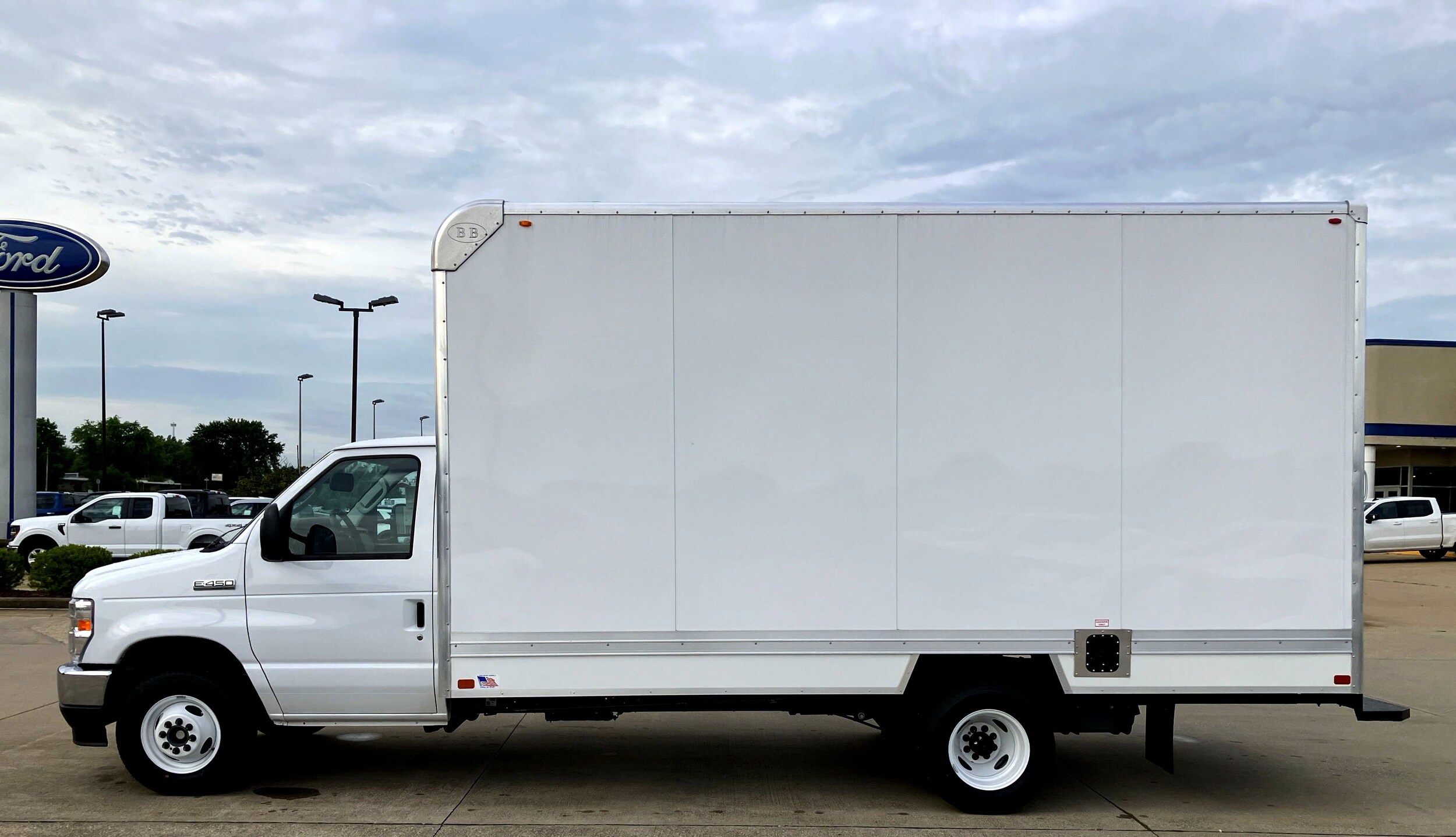 2026 Ford E-450 photo 3