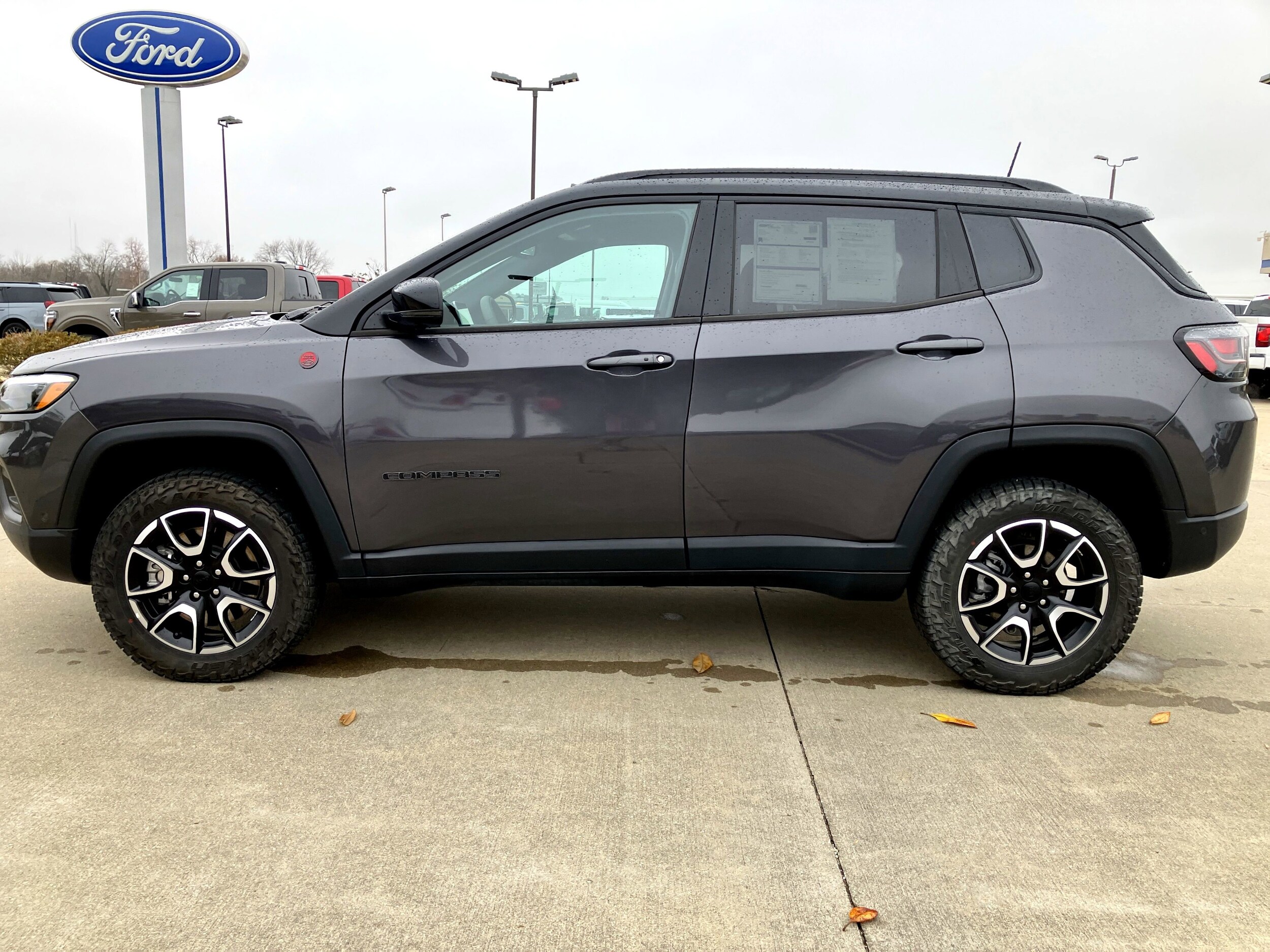 2024 Jeep Compass Trailhawk photo 2