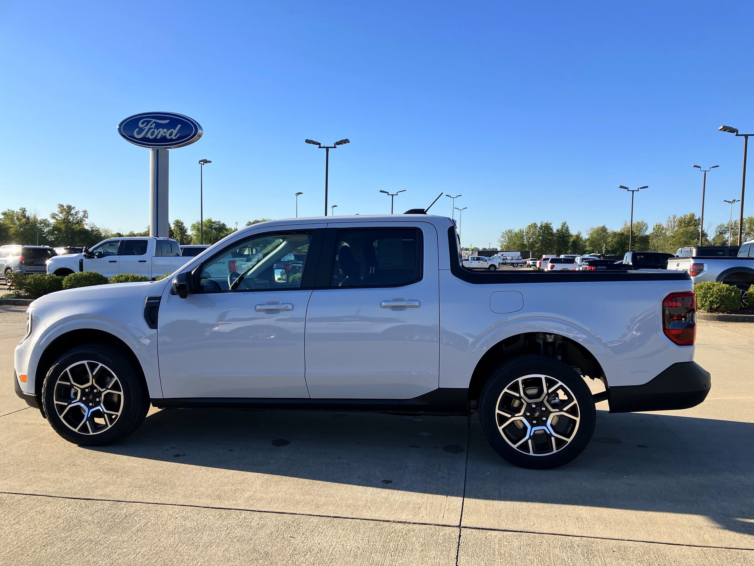 2025 Ford Maverick Lariat photo 2
