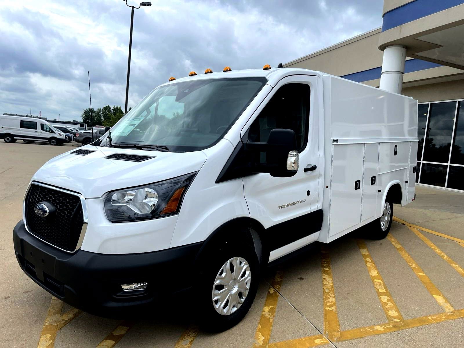 2024 Ford Transit Cutaway photo 2