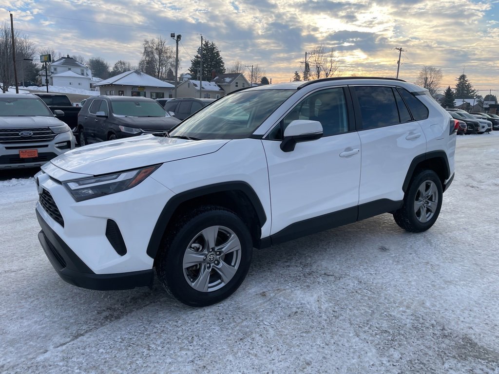 2025 Toyota RAV4 XLE's photo