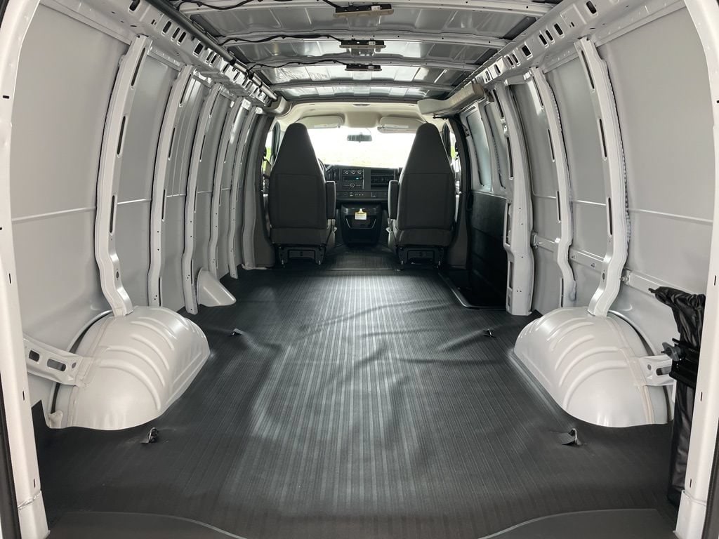 2025 Chevrolet Express Cargo Work Van - Photo 17