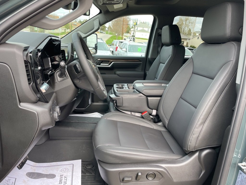 2025 Chevrolet Silverado 2500HD LT photo 3