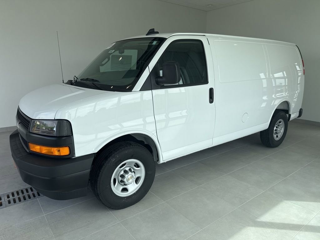 2025 Chevrolet Express 3500 Work Van HD's photo