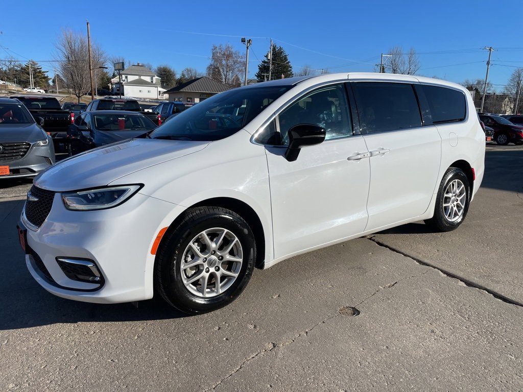 2024 Chrysler Pacifica Touring L's photo