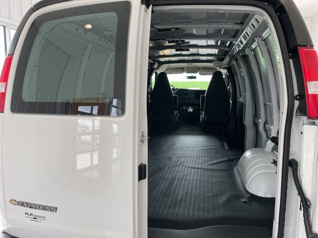 2025 Chevrolet Express Cargo Work Van - Photo 18