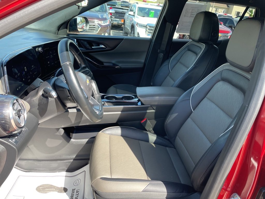2025 Chevrolet Equinox LT photo 3