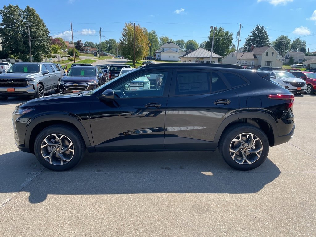 2025 Chevrolet Trax LT photo 2