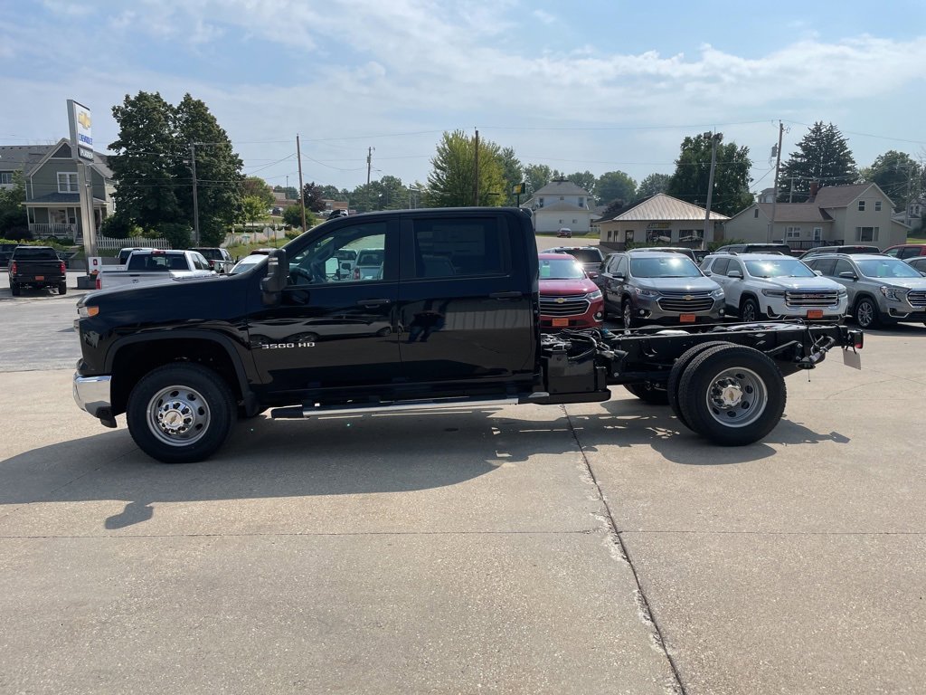 2025 Chevrolet Silverado 3500HD Work Truck photo 2