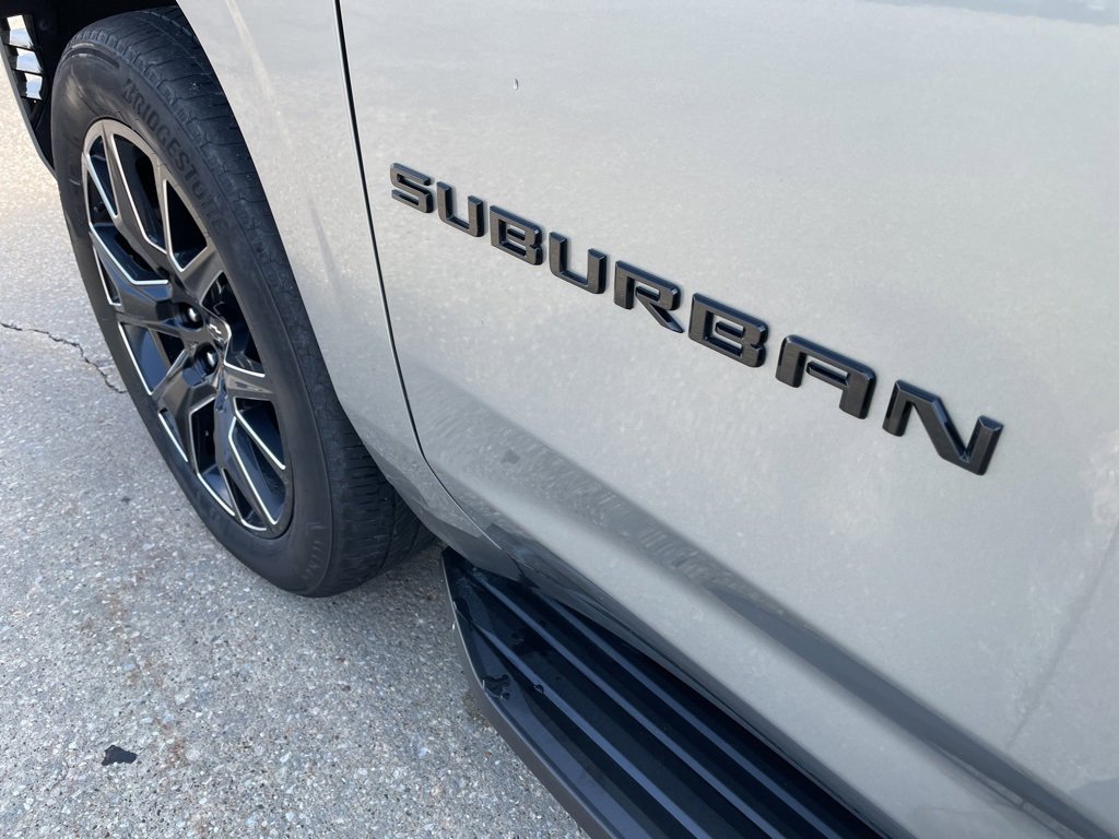 2023 Chevrolet Suburban RST photo 2