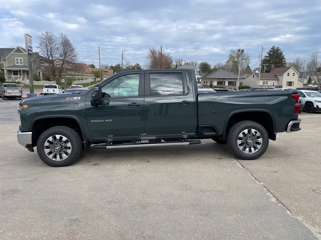 2025 Chevrolet Silverado 2500HD LT photo 2