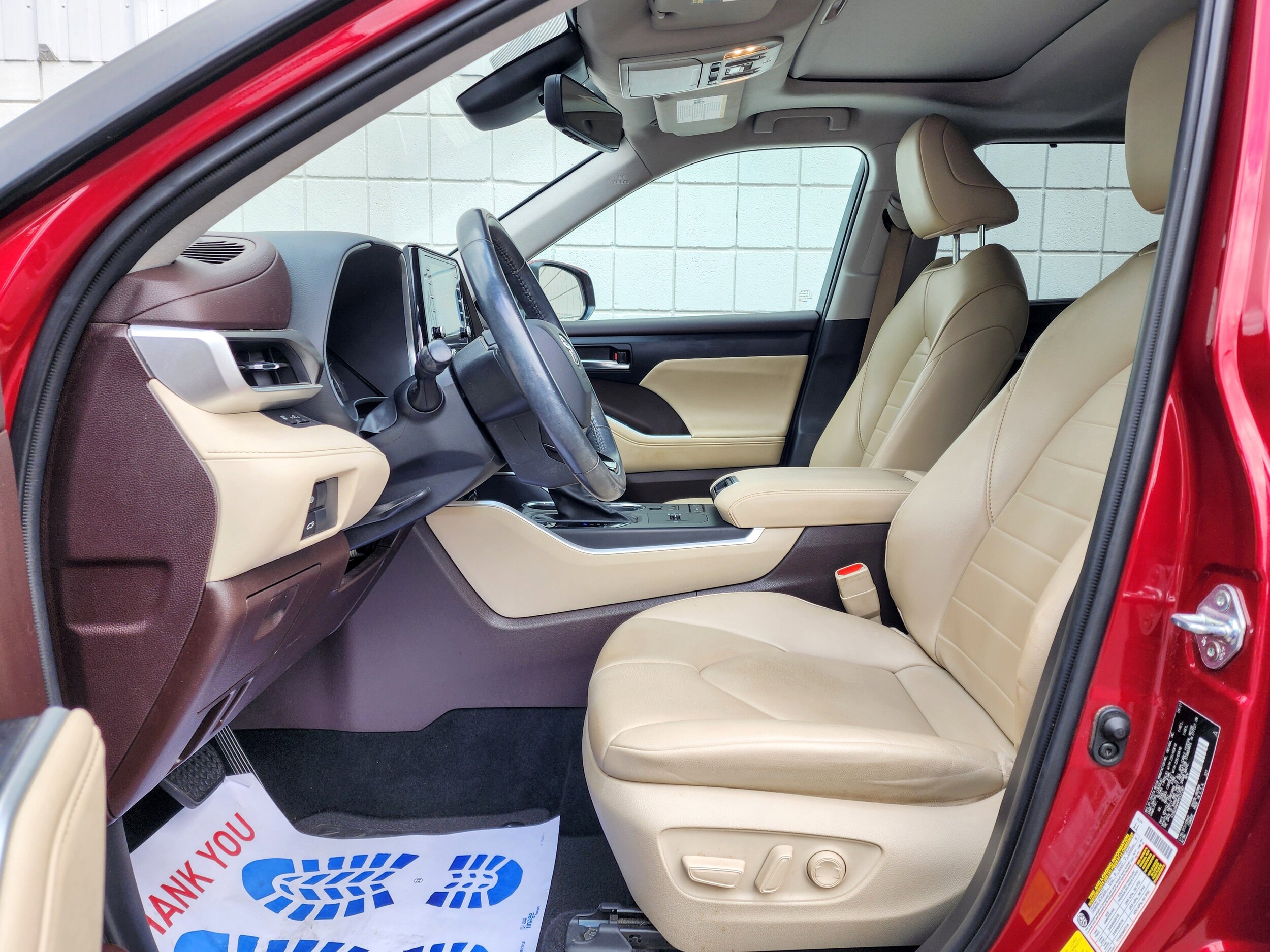 2021 Toyota Highlander XLE photo 3