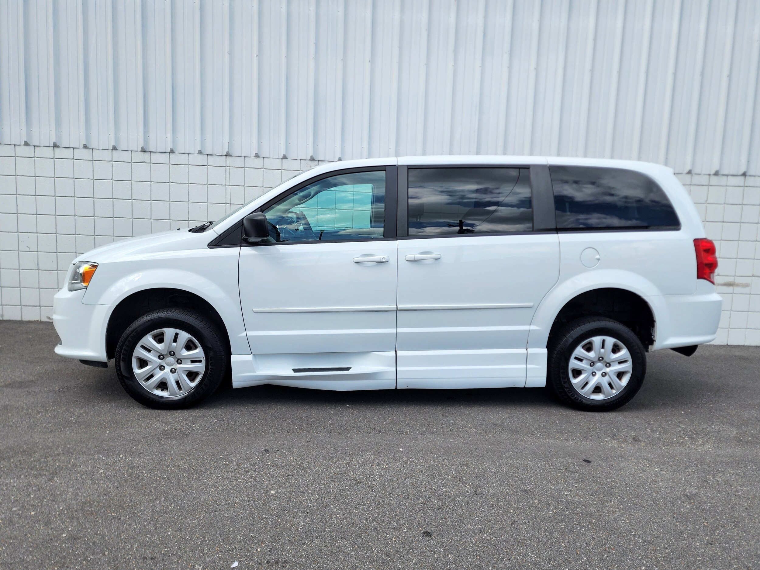 2015 Dodge Grand Caravan SE photo 2