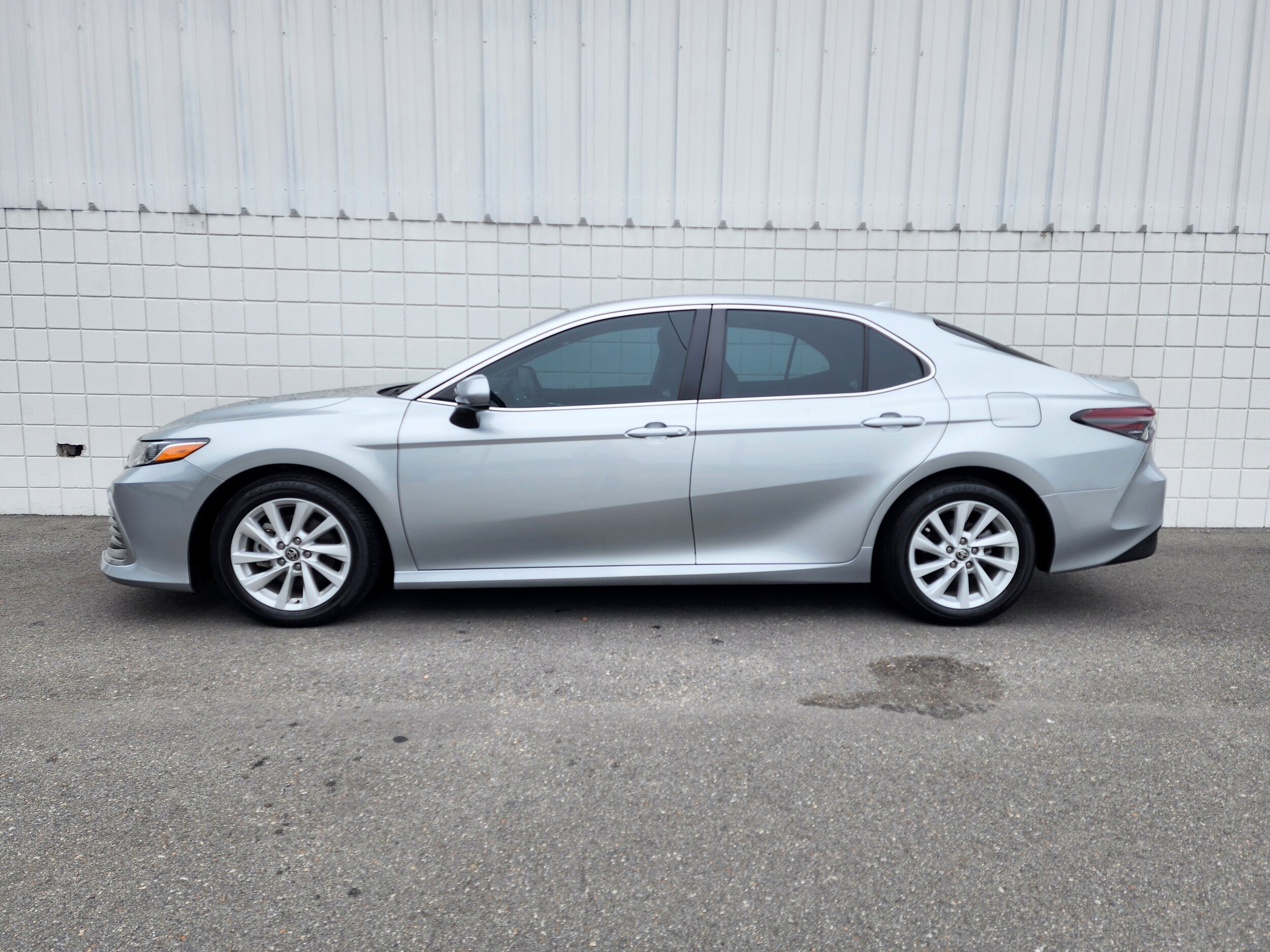 2022 Toyota Camry LE photo 2