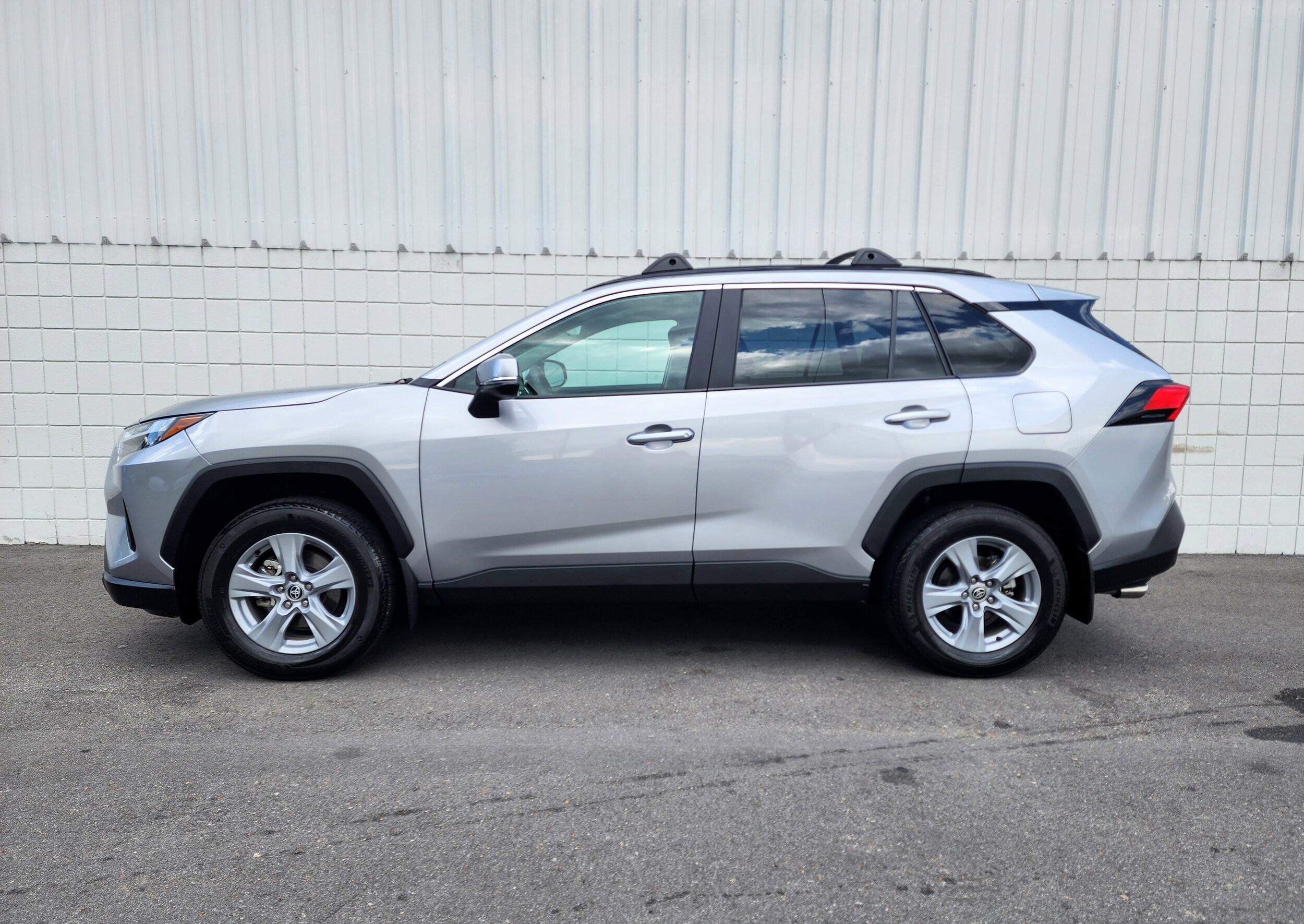 2023 Toyota RAV4 Hybrid XLE photo 2