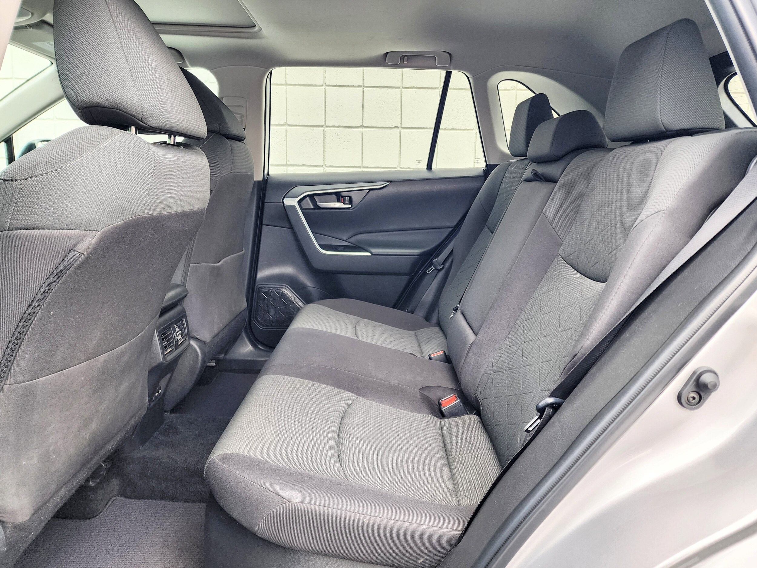 2023 Toyota RAV4 Hybrid XLE photo 4