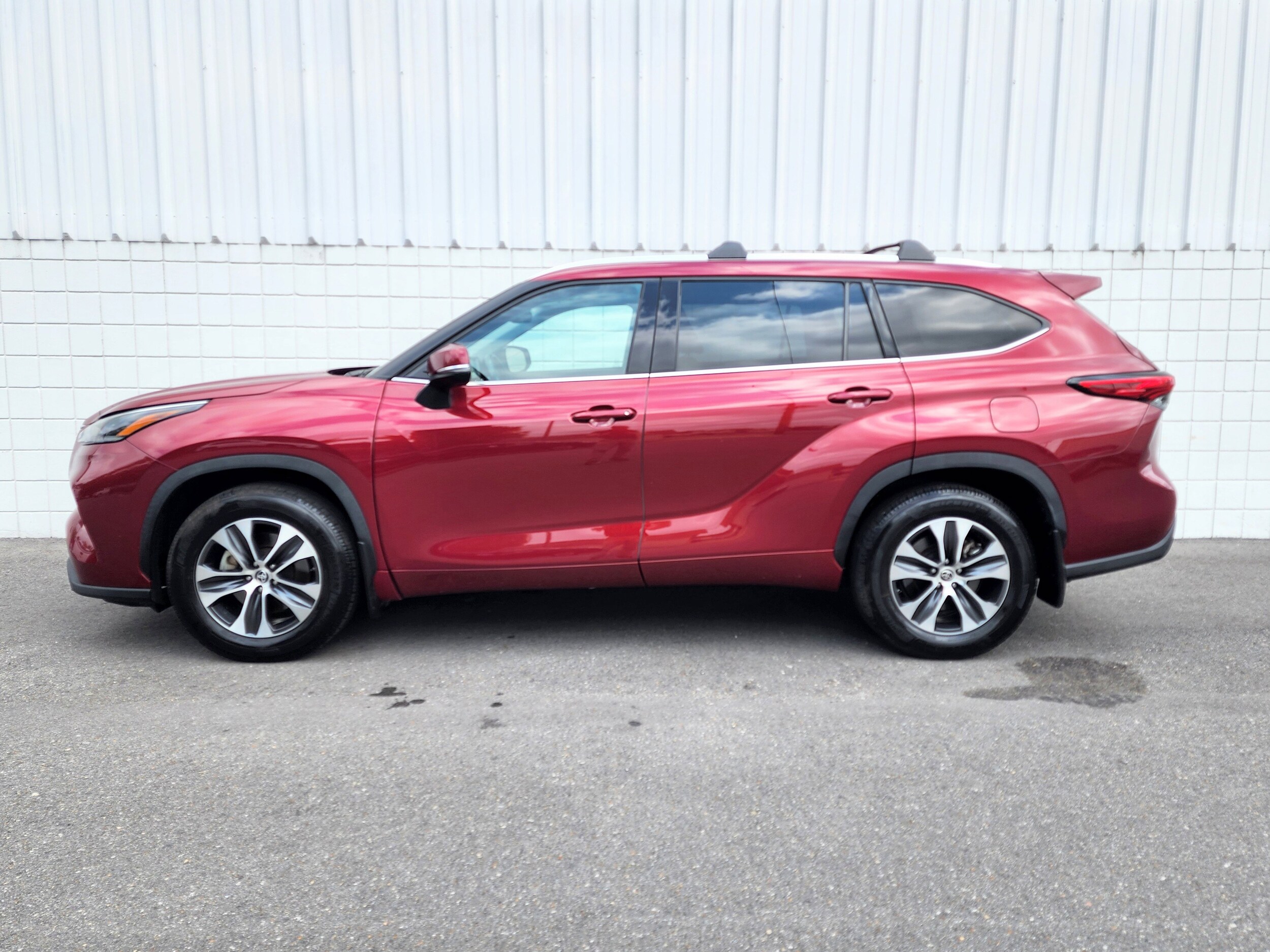 2021 Toyota Highlander XLE photo 2