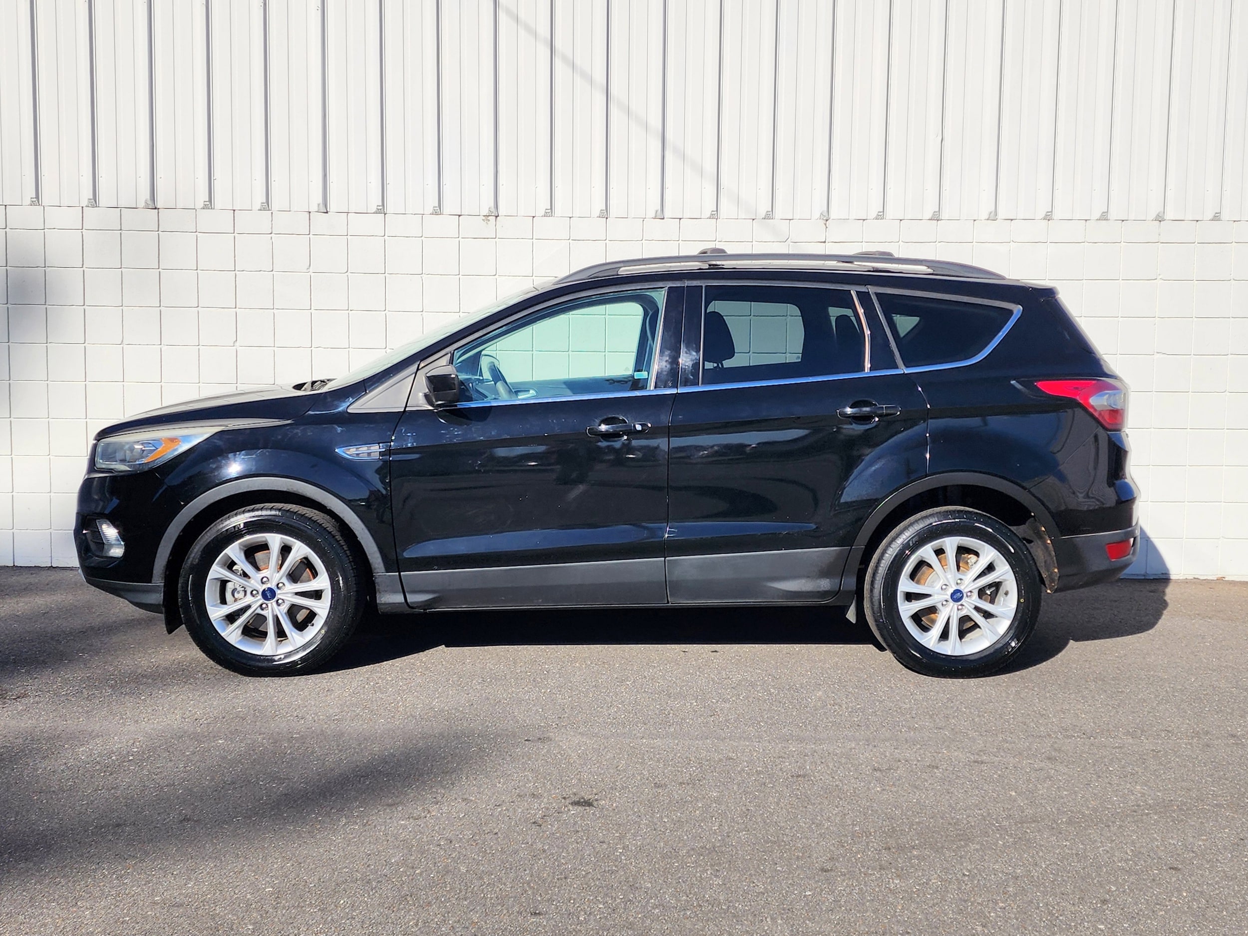 Used 2017 Ford Escape SE with VIN 1FMCU0G9XHUE30169 for sale in Monticello, AR