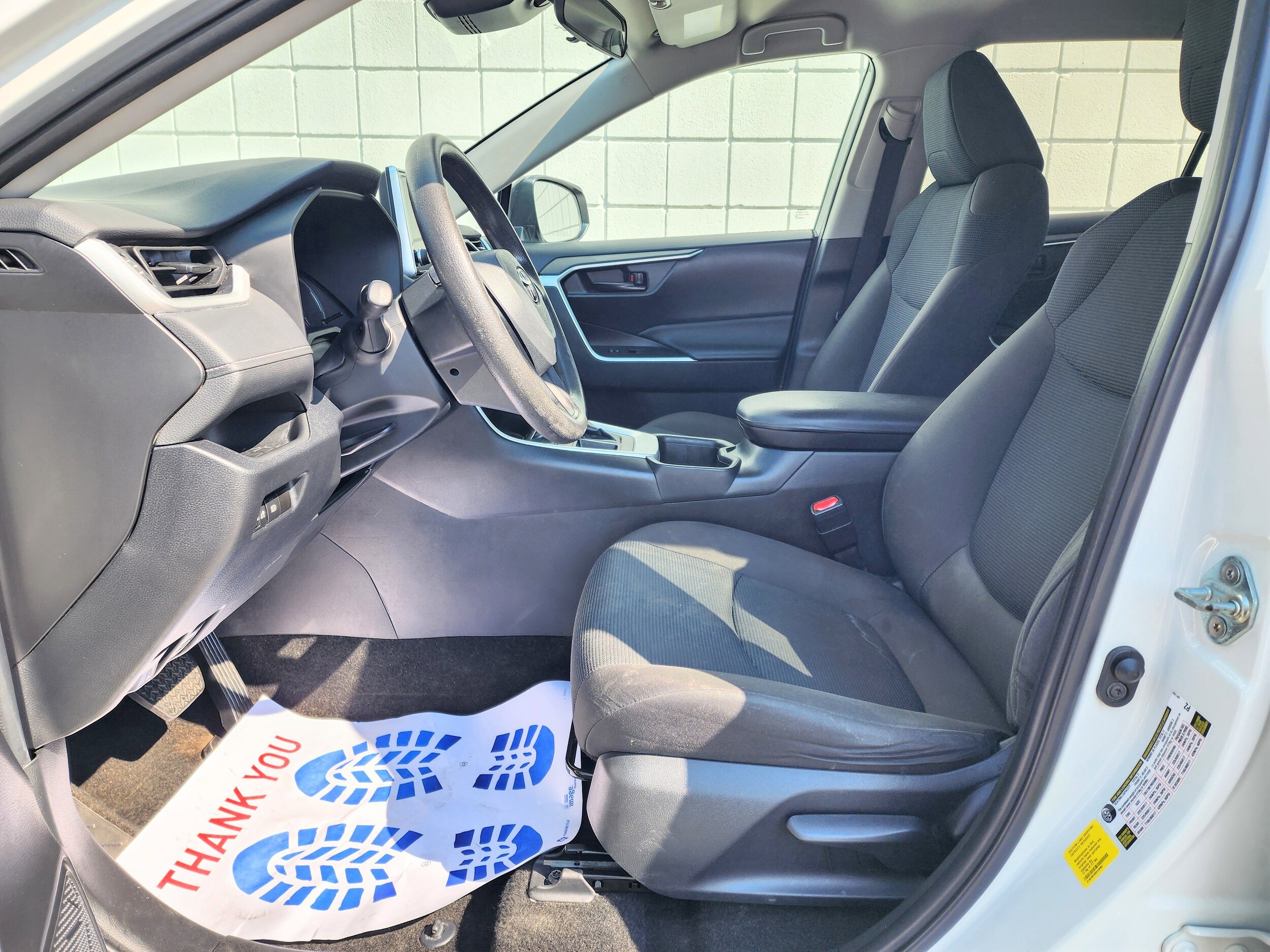2023 Toyota RAV4 LE photo 3