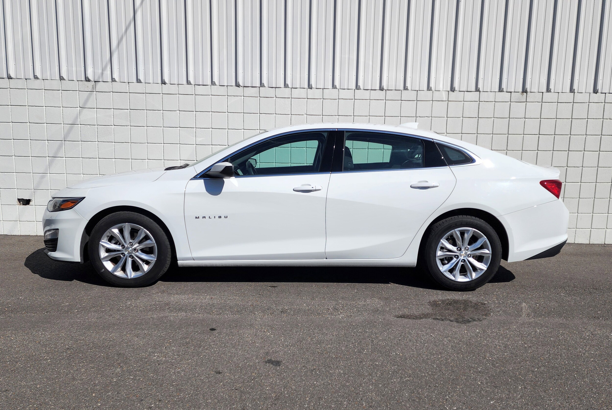 2024 Chevrolet Malibu 1LT photo 2