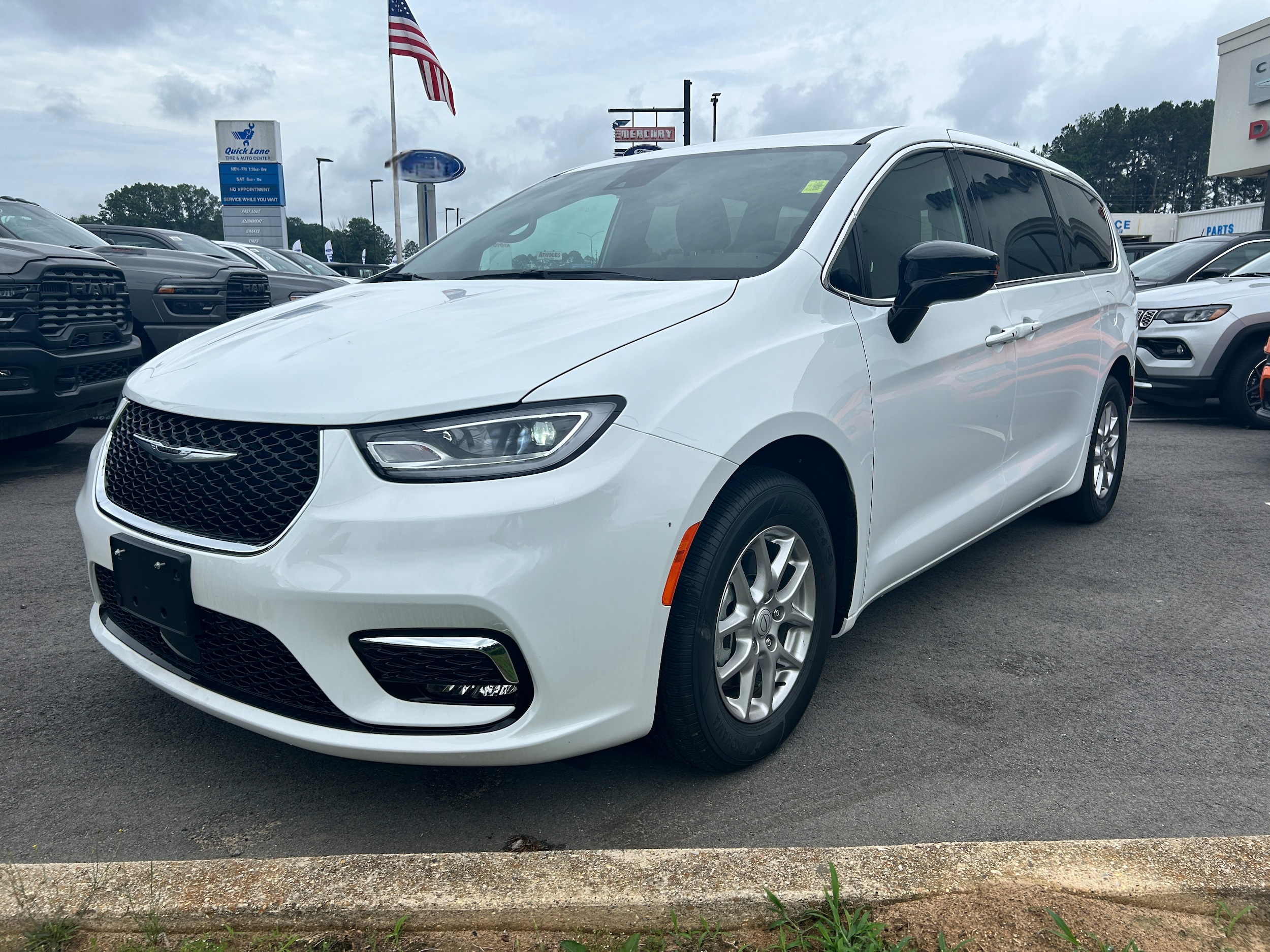 2026 Chrysler Pacifica Select's photo