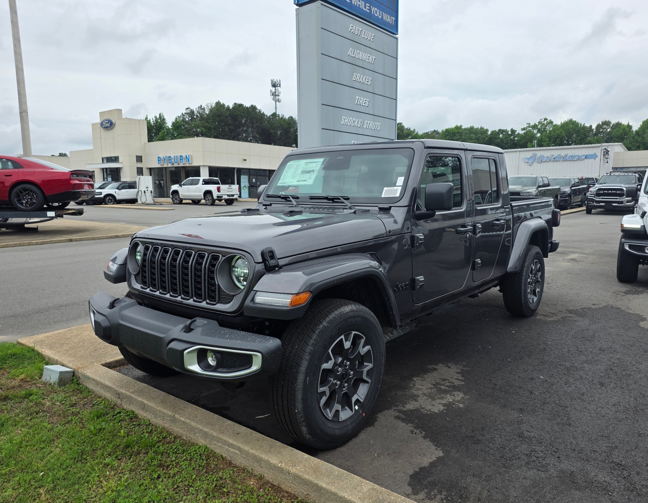 2026 Jeep Gladiator Sahara Auto's photo