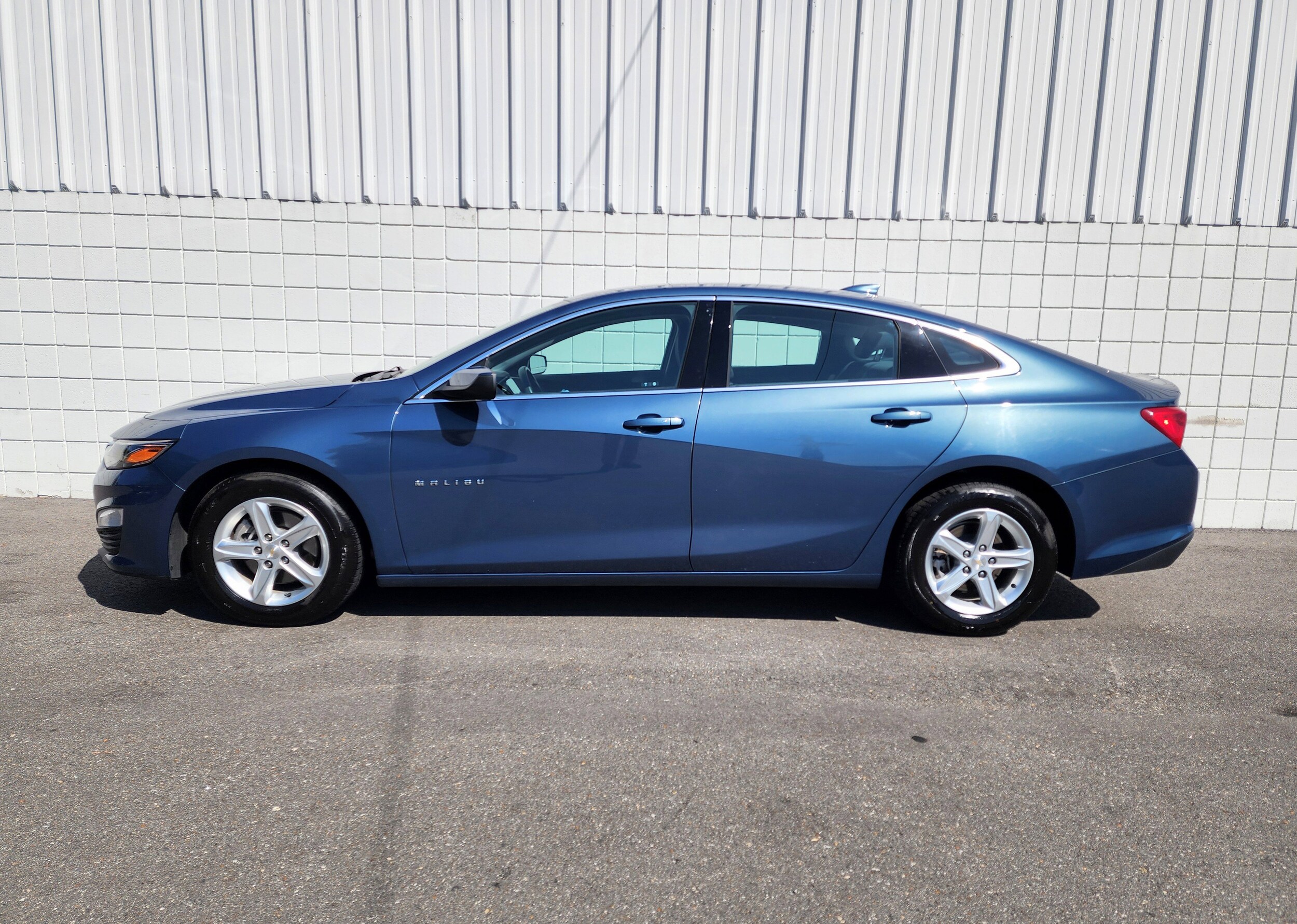2024 Chevrolet Malibu 1LT photo 2