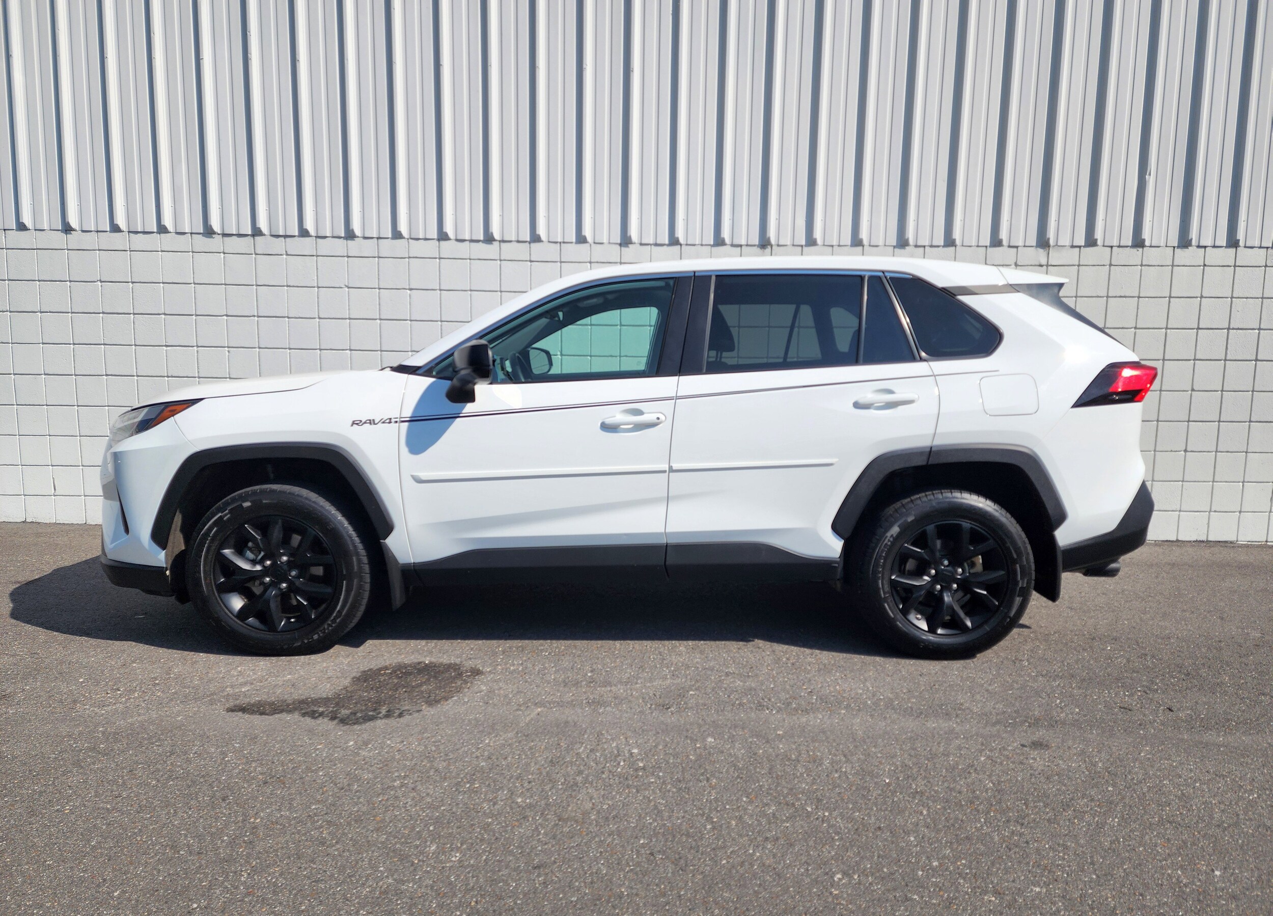 2023 Toyota RAV4 LE photo 2