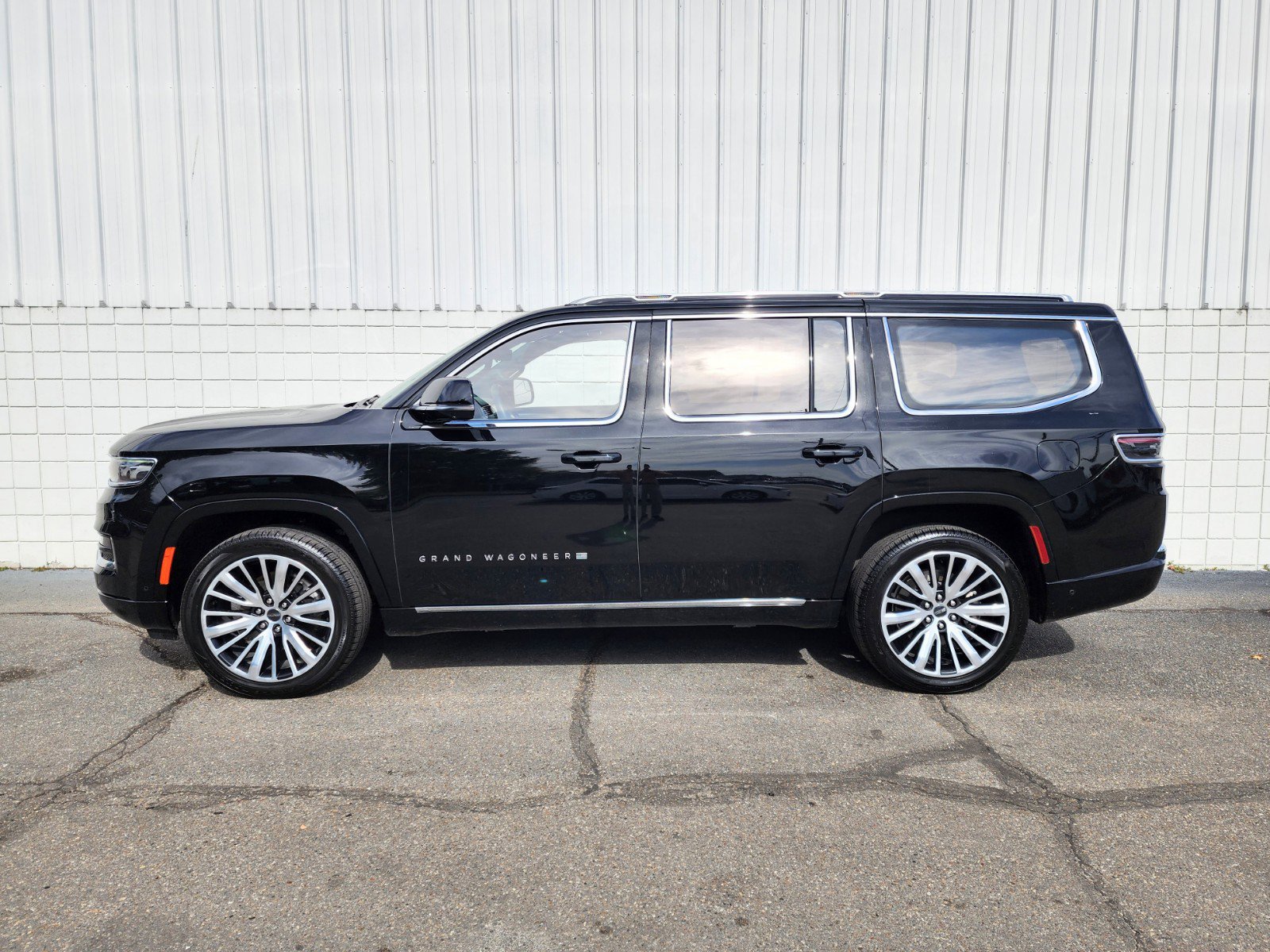 2023 Jeep Grand Wagoneer III photo 2