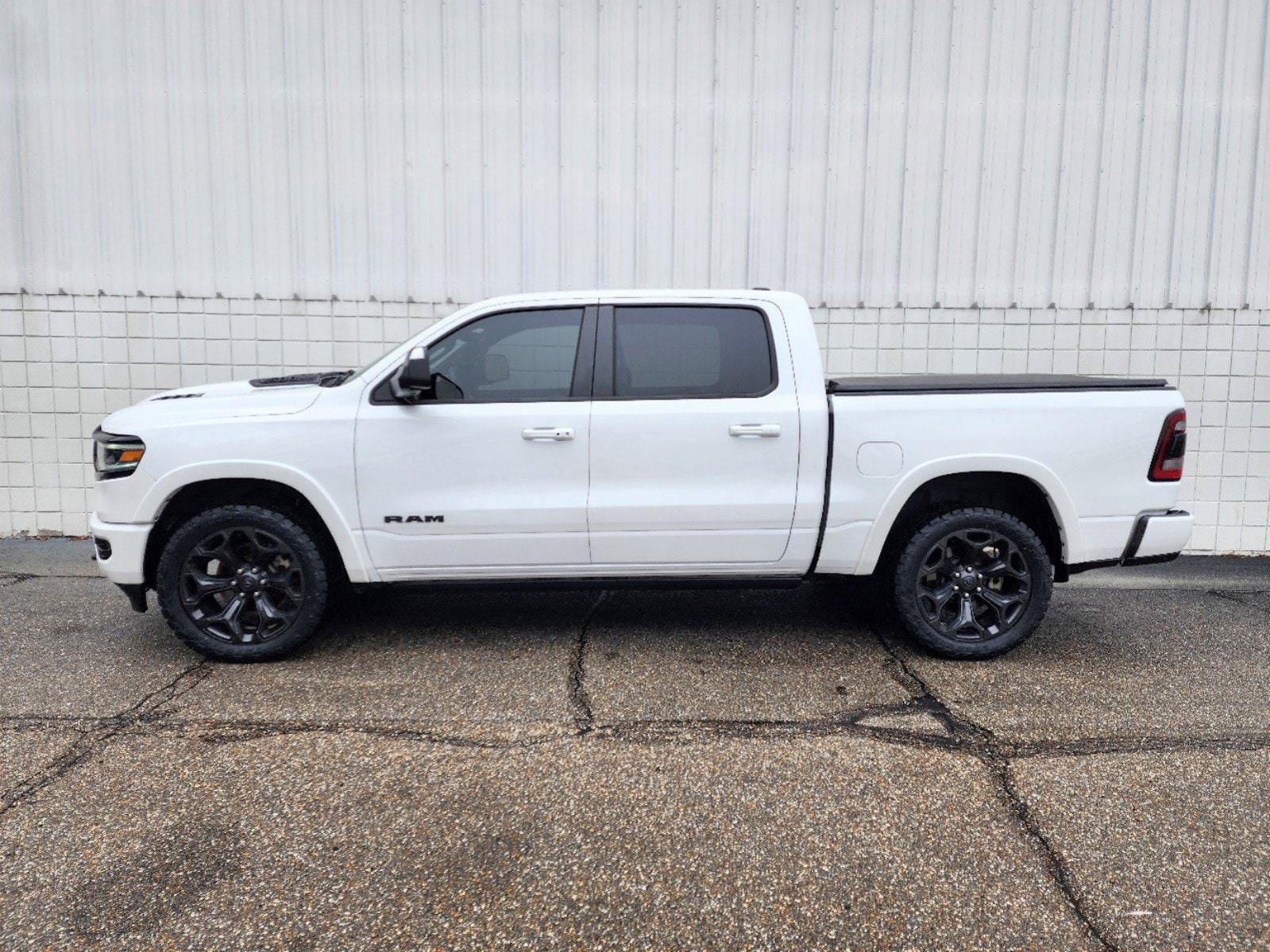 Used 2021 RAM Ram 1500 Pickup Limited with VIN 1C6SRFHT7MN646457 for sale in Little Rock