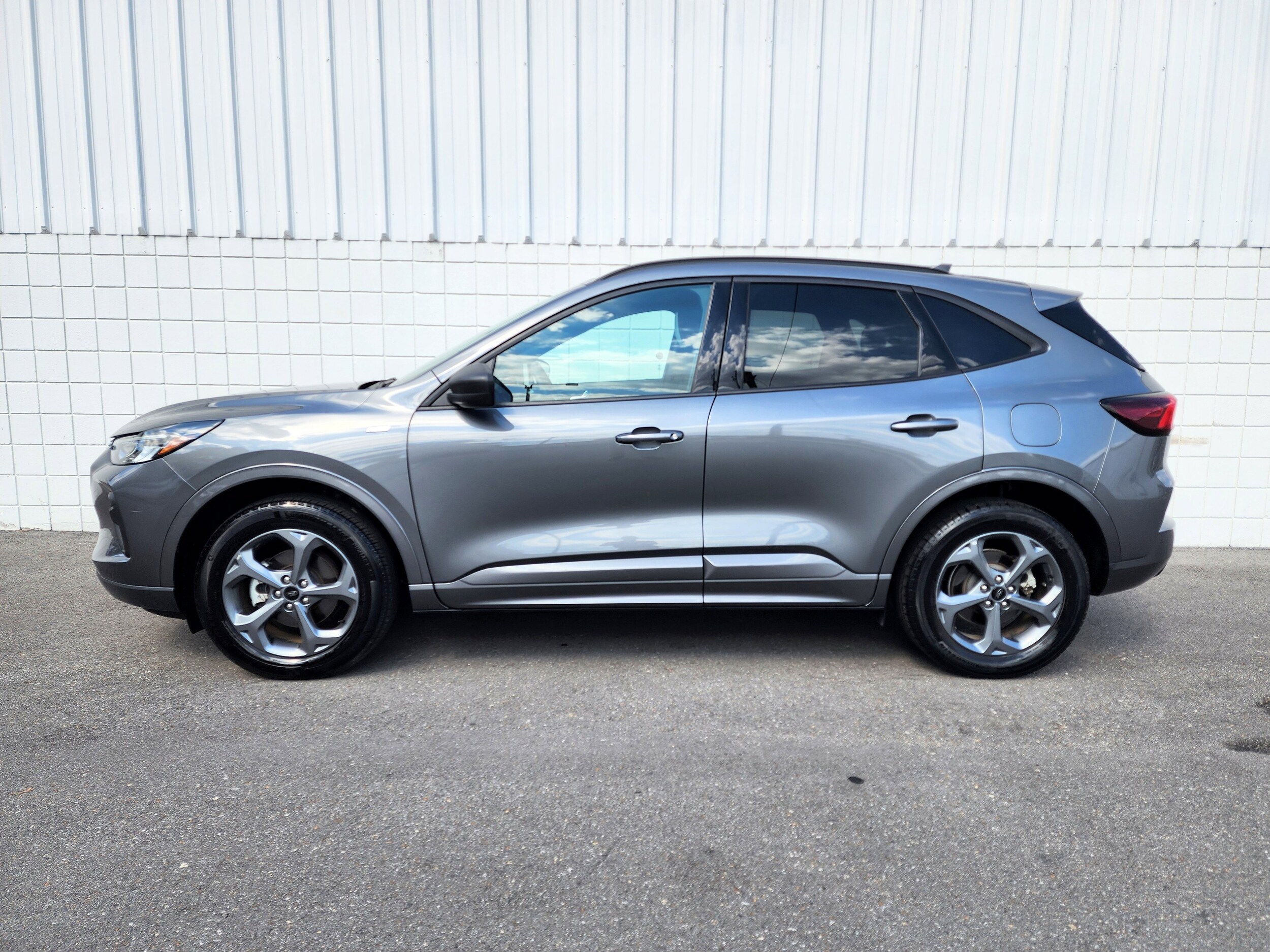 2024 Ford Escape ST-Line photo 2