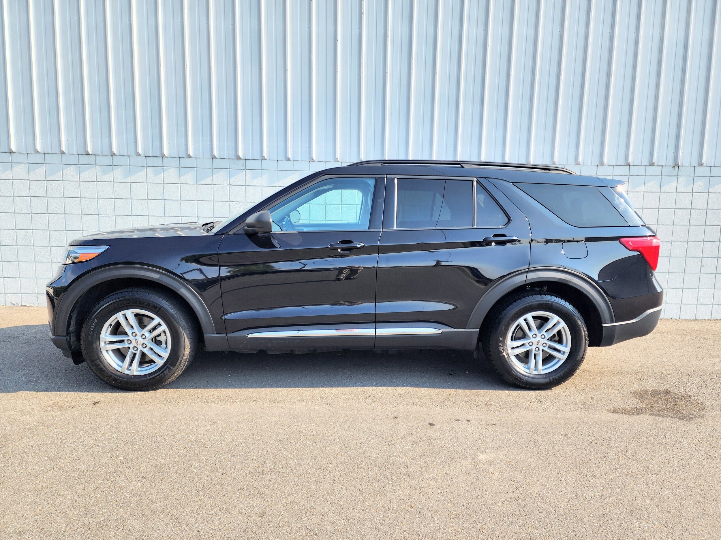 2023 Ford Explorer XLT photo 2