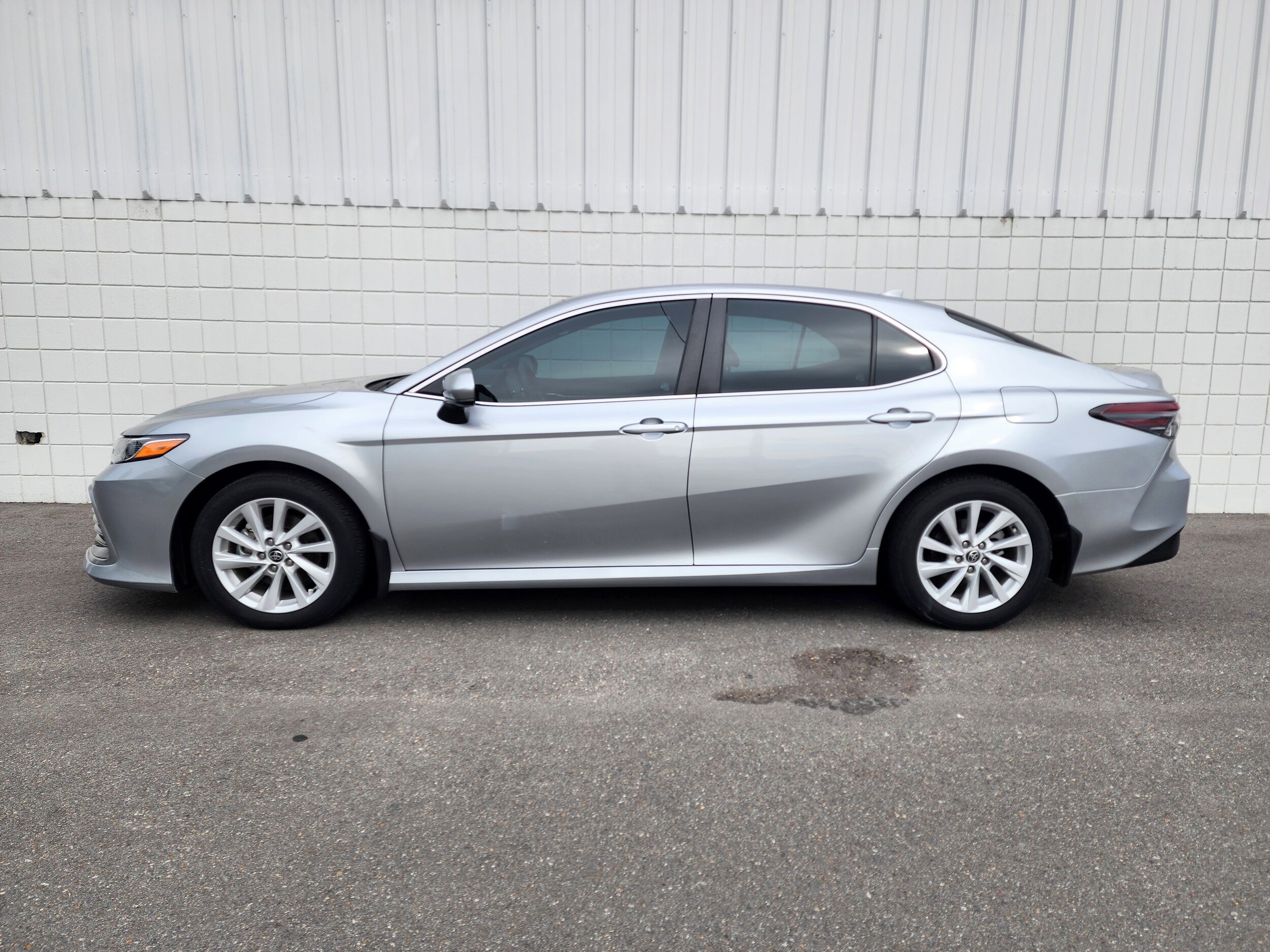 2022 Toyota Camry LE photo 2