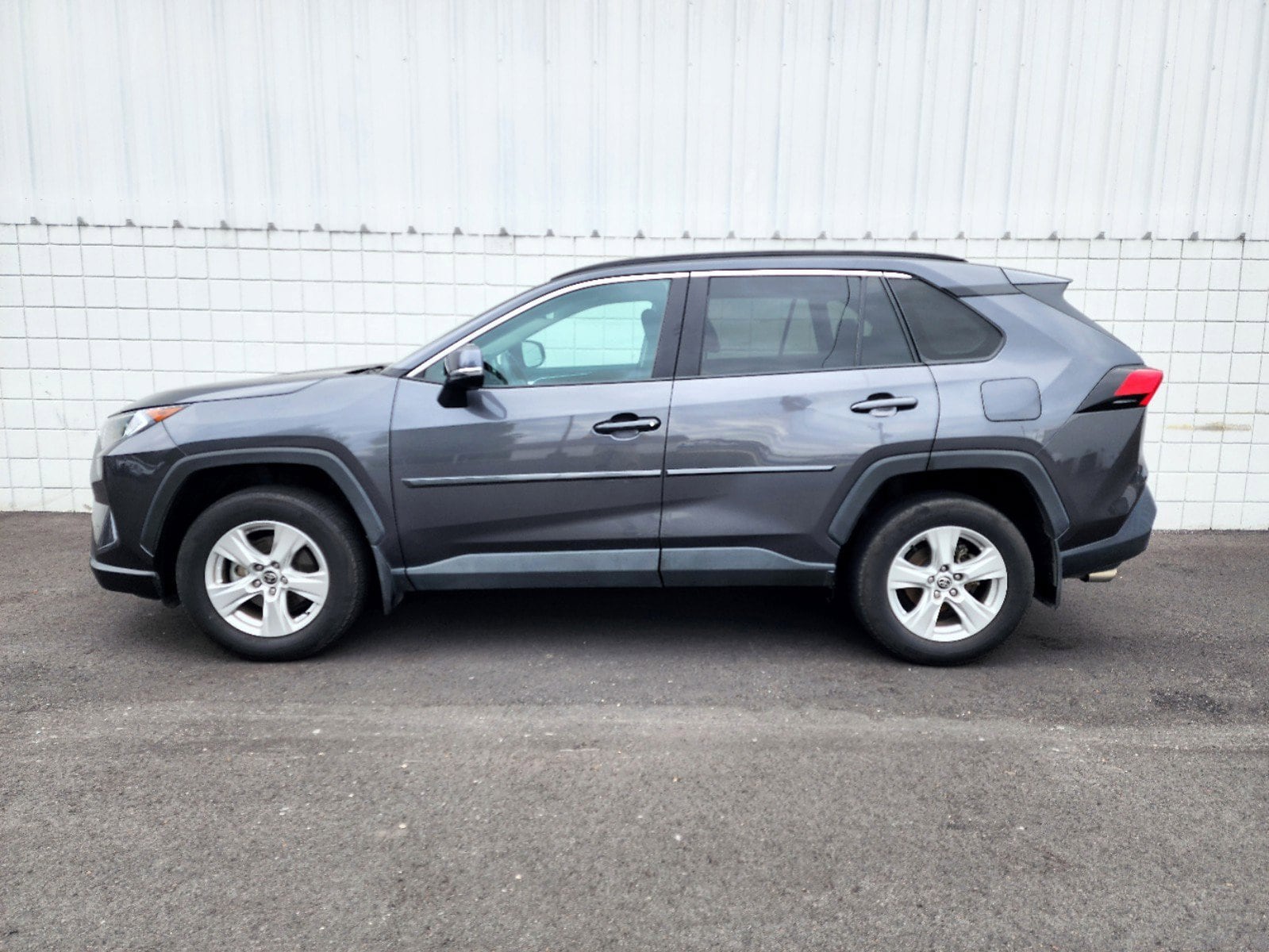 Used 2021 Toyota RAV4 XLE with VIN 2T3W1RFV9MW137633 for sale in Monticello, AR