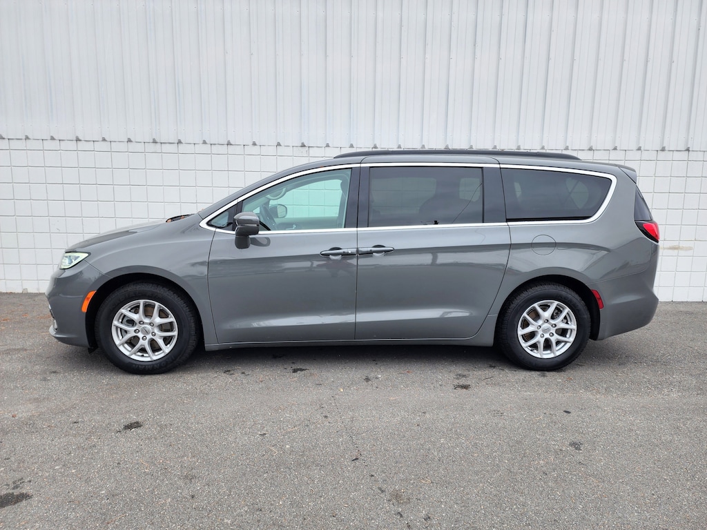 Used 2022 Chrysler Pacifica Touring L Van Passenger Van