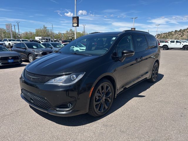 2018 Chrysler Pacifica Limited's photo