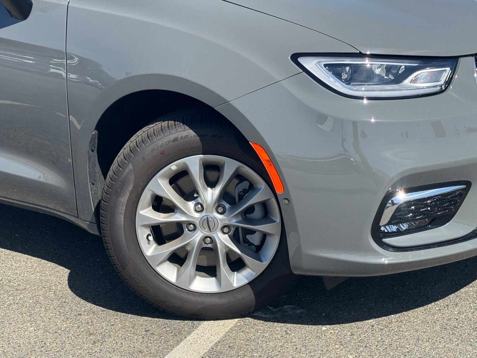 2025 Chrysler Pacifica photo 3