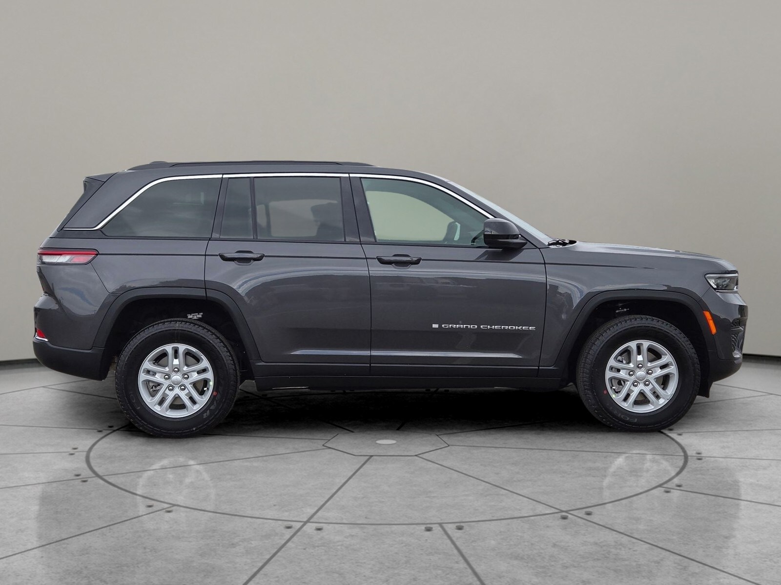 2025 Jeep Grand Cherokee Laredo Altitude photo 3