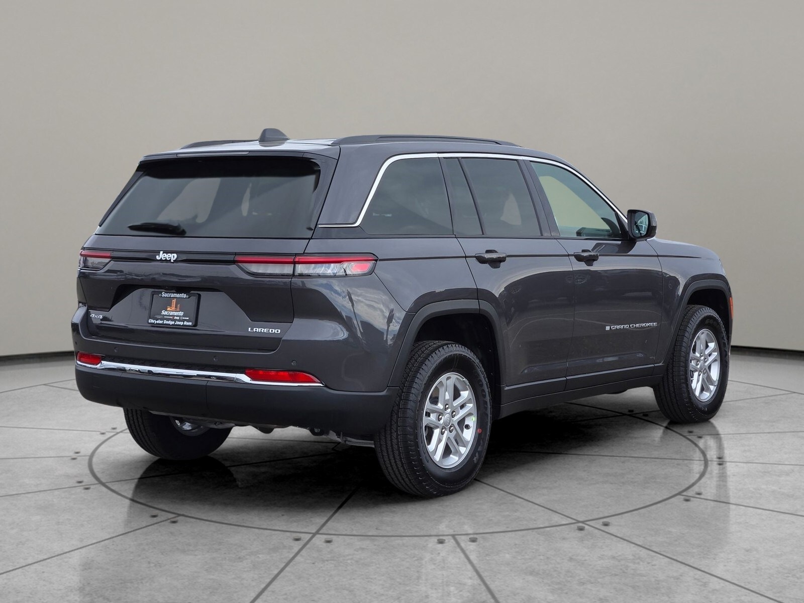 2025 Jeep Grand Cherokee Laredo Altitude photo 4