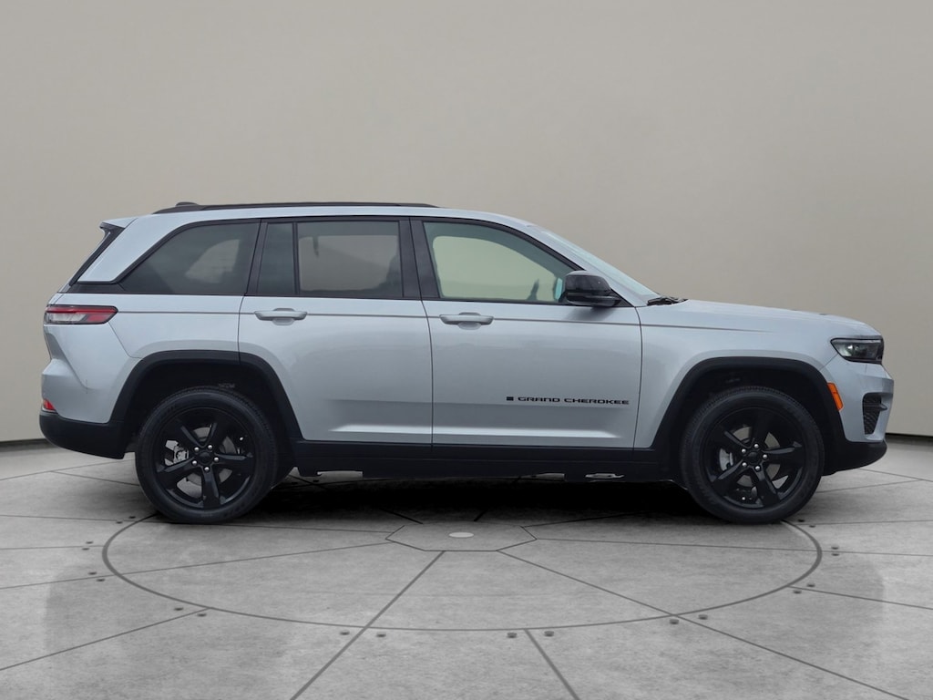 Used 2023 Jeep Grand Cherokee Altitude SUV