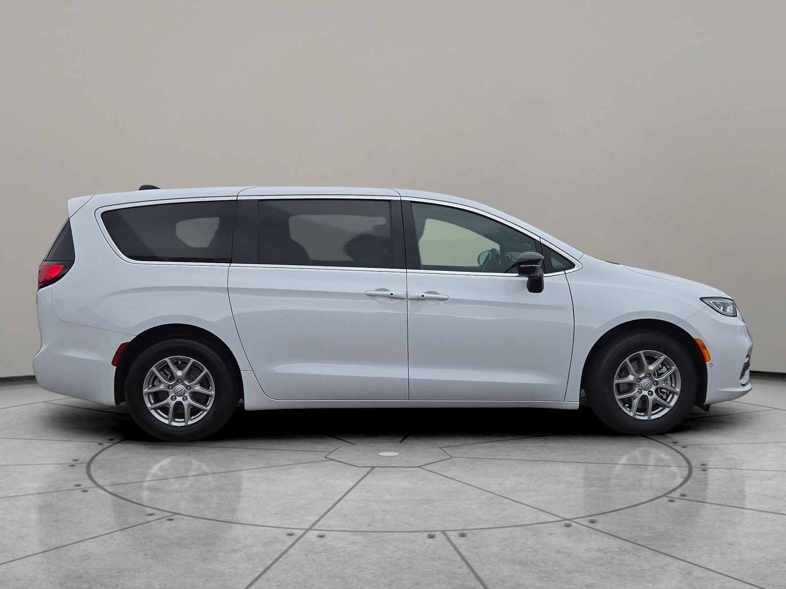 2026 Chrysler Pacifica photo 3