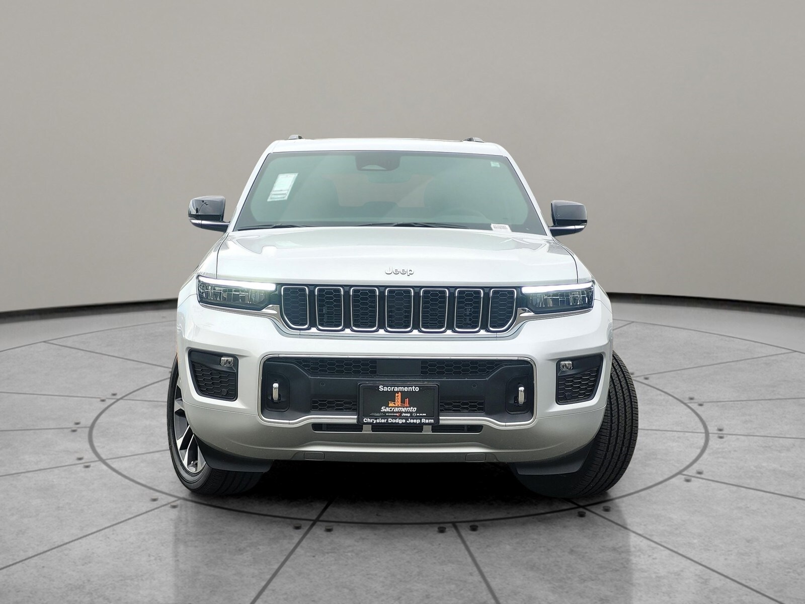 2025 Jeep Grand Cherokee Overland photo 2